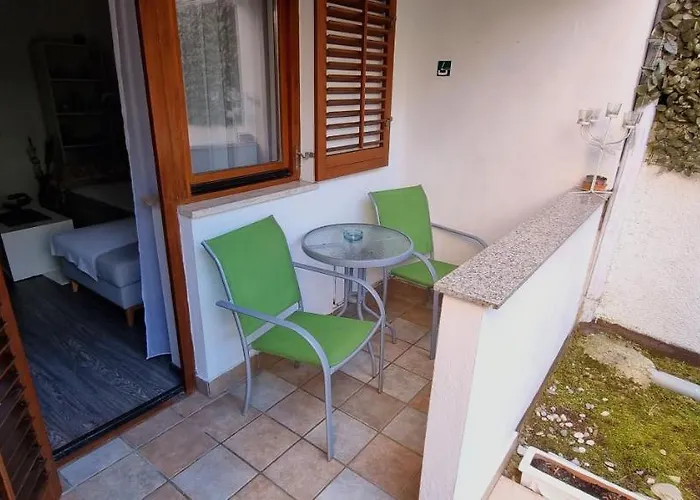Evergreen Apartment *
